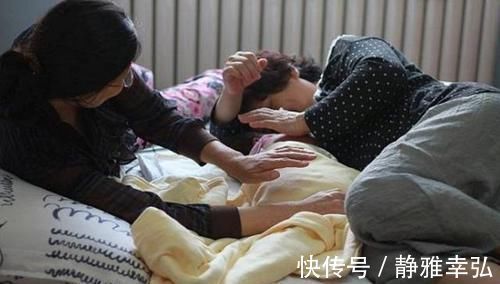 爸妈|一家四口的“睡觉照”火了,画面让人既好笑又心疼:佛系家长