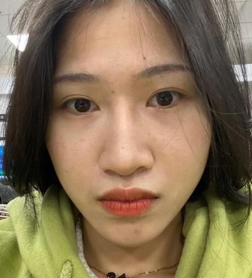 长期不涂口红的女生,嘴巴都成什么样了?看这3点就很明显!