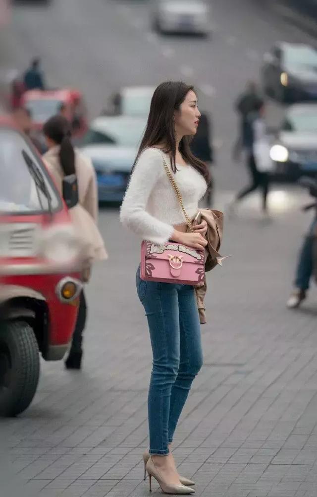 街拍:美女身穿吊带长裙,素雅的色调清新温婉,尽显优雅靓丽美