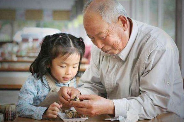 外孙|姥爷凝视小外孙半小时,目光慈爱又温柔,却换来了一个“大白眼”