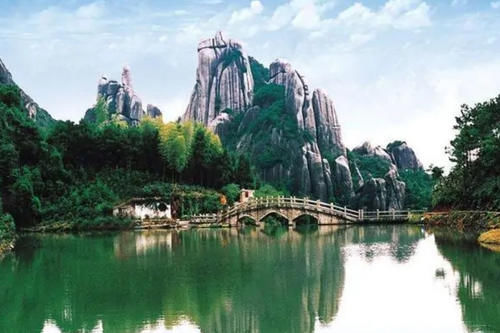 三明市巅峰石林景区，号称全国第二，不亚于云南石林，公交可直达
