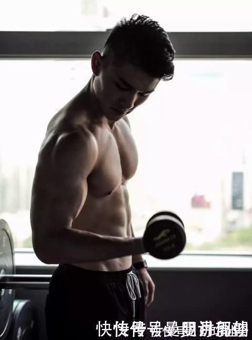 板凳|你的卧推正确吗胸部的训练也很讲究,在这帮你练出理想胸肌