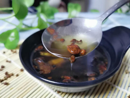 炸花椒油时,最忌直接下锅多加这1步,花椒油又香又麻,不发苦