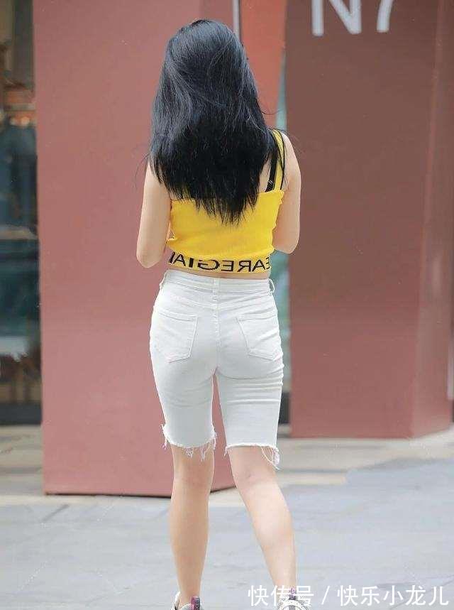 背心 黄色背心搭配白色裤子,时尚又显瘦的利器,又有优雅小知性