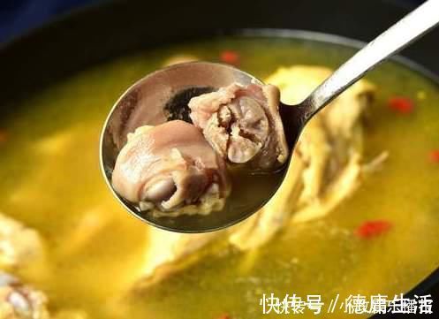 浸泡|炖鸡汤时,直接炖还是先焯水?都不对,多做一步,鸡肉嫩鸡汤鲜