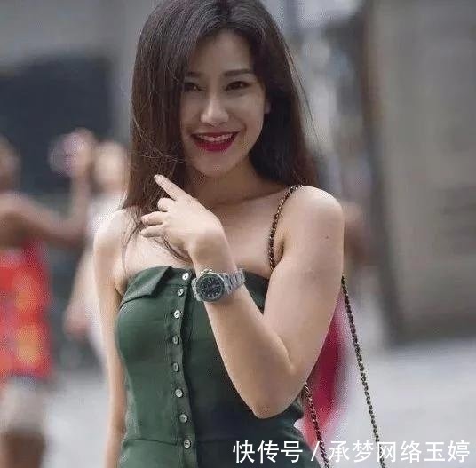 清纯|修身上衣搭配白色阔脚裤，干净优雅，清纯灵动