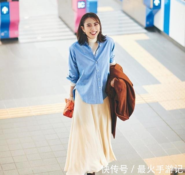 女人 女人年过三十还不会打扮试试“衬衫+高领”,这样穿时尚显气质!