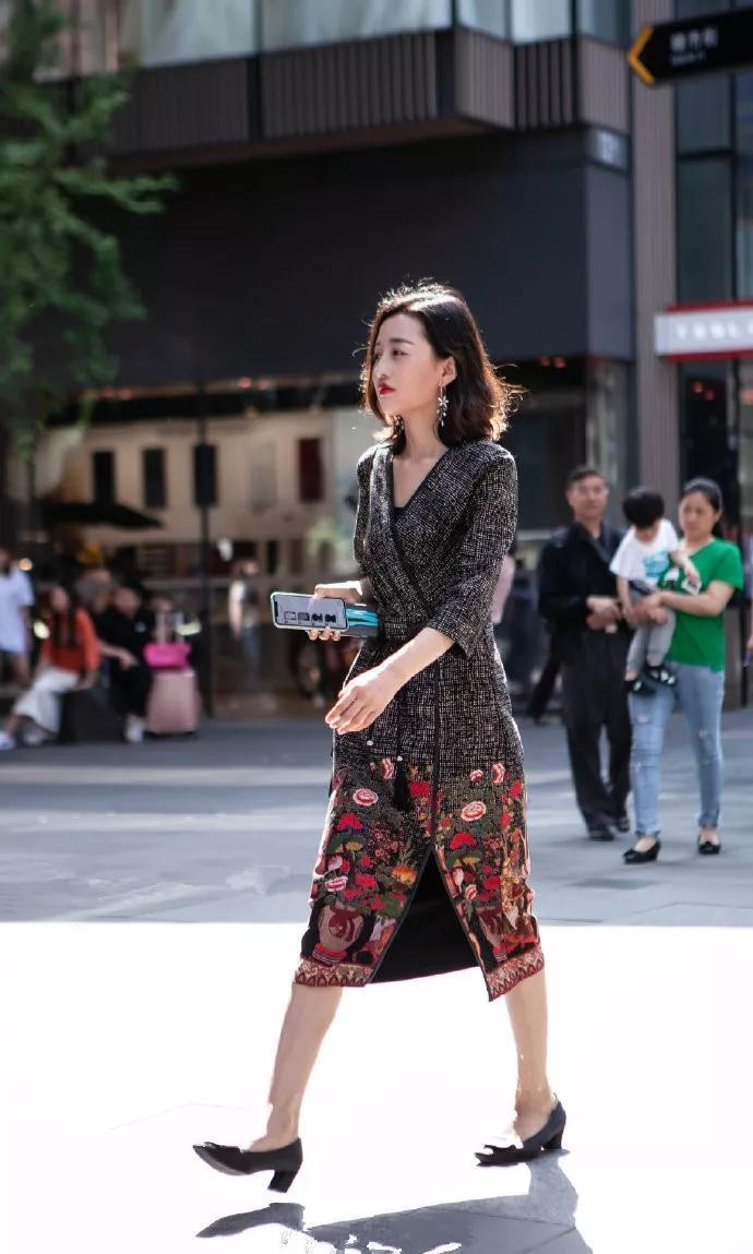 连衣裙 留着一头短发的小姐姐,身穿v领的连衣裙,显得特别的时尚