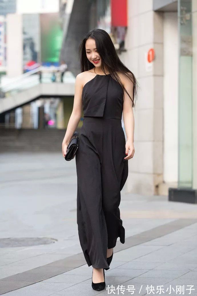 搭配 条纹长袖衬衫经典大方，重点是不会挑人穿，结合休闲的元素