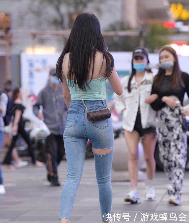 t恤 淡青色短背心,搭配牛仔裤,简约而又时尚!