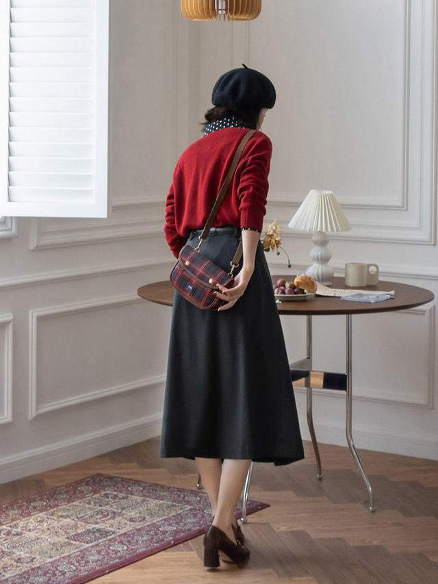 时尚博主|秋冬怎么穿才有气质?红色毛衣+黑色半身裙,知性又优雅