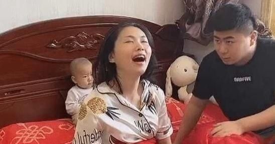 承受能力|一家三口睡觉走红:爸妈装疯卖傻,好一对“戏精”,宝宝一脸茫然