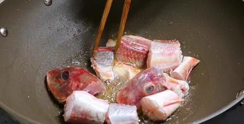 炖鱼汤|秋天,有钱没钱,多吃此鱼,刺少肉多还便宜,炖汤喝营养高又鲜美