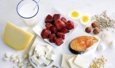 白头发显老又难看!医生提醒:多吃这几种东西白发变黑发