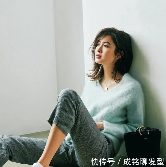 日杂|五十岁的女人衣服不要多买,跟着日杂学穿搭,远比同龄人显嫩