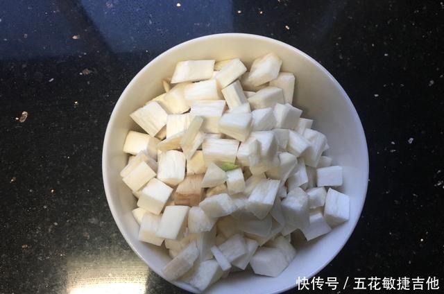 切成丁|冬天,牛肉羊肉少吃,这三种素菜搭配在一起,孩子喊着要天天吃!