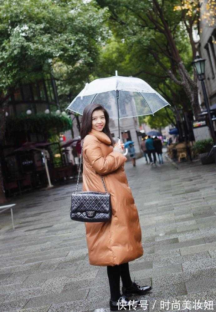 小姐姐|“长羽绒服”不一定要穿黑色,这3种颜色显气质又高级,太美了