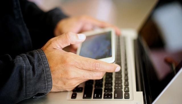 手机|给孩子一部手机让他自己玩,时间久了,你知道孩子会变得怎样吗