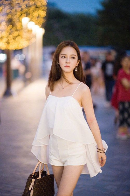 甜美可爱|白色吊带衫搭配白色短裤，显得小姐姐清新靓丽，甜美可爱