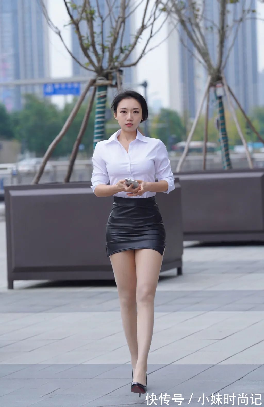 街拍 街拍:包臀裙搭配白衬衫,展现职场女人的韵味