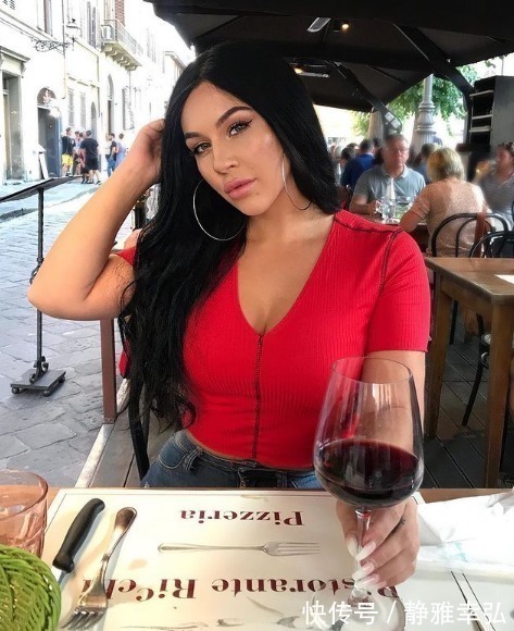 性感|她是132斤的大码模特,妖艳身材,让无数男人拜倒在她的包臀裙下