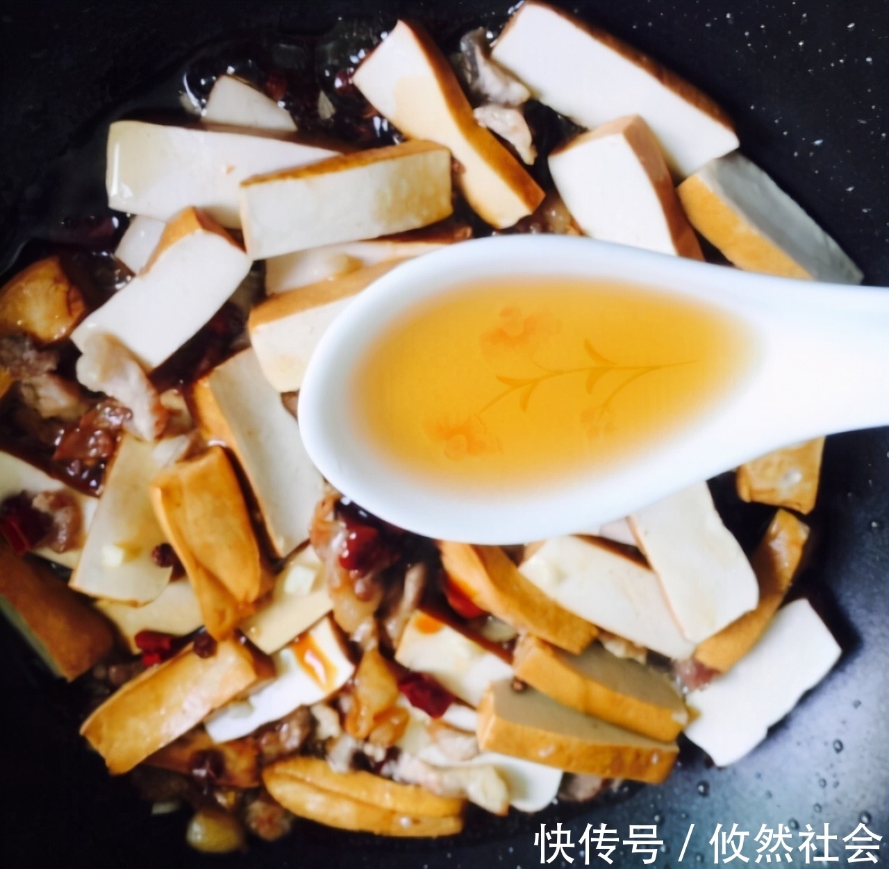 肉质|在家做芹菜香干小炒肉,芹菜清脆可口,肉质鲜美,健康有营养