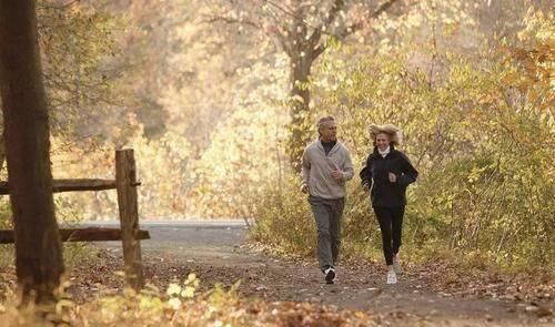 秋天|秋天不穿秋裤,容易冻出老寒腿?不少人已经出现老寒腿的前兆