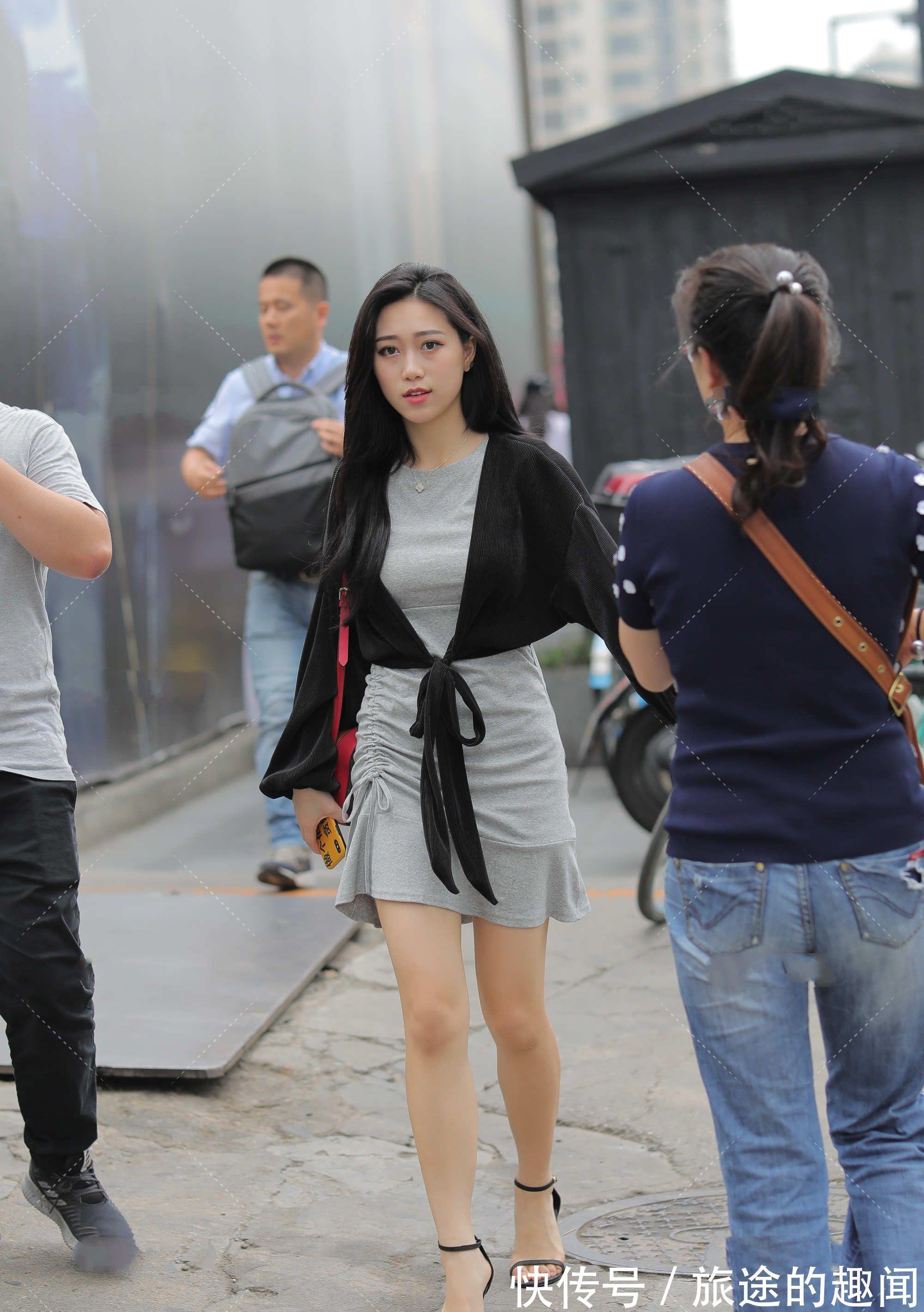 修身裙|灰色修身裙,褶皱设计尽显时尚,外搭黑色开衫,简单大气