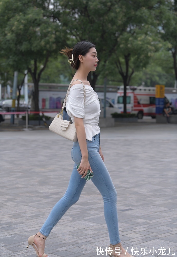 露肩衣 穿铅笔裤好不好看?搭配露肩衣试试,造型会告诉你答案!