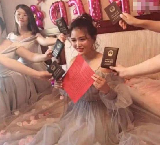 伴娘团 “最霸气新娘”婚礼现场,看到伴娘手上的证书后,网友:自求多福
