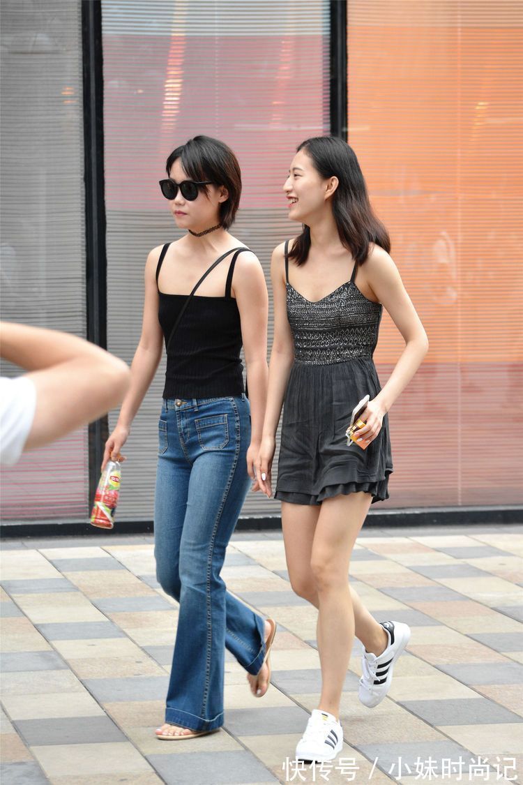 裙子 街拍:裙子和白色平底鞋搭配,显得腿更细。