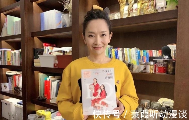 天津卫视|主持人王芳跨界玩直播，单膝跪地卖货太敬业，曾被多次下病危？