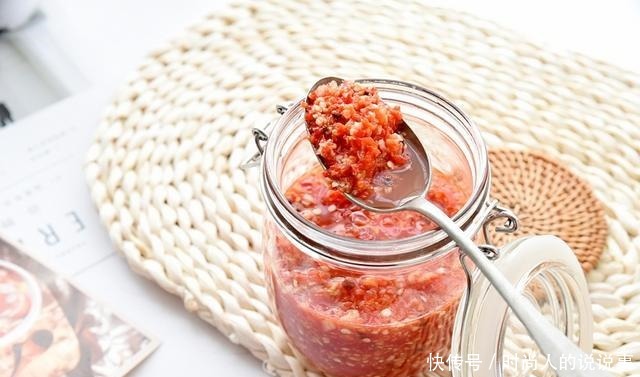 我家蒸鱼从不用料酒,两种食材放鱼上,蒸一蒸,味道又鲜又香