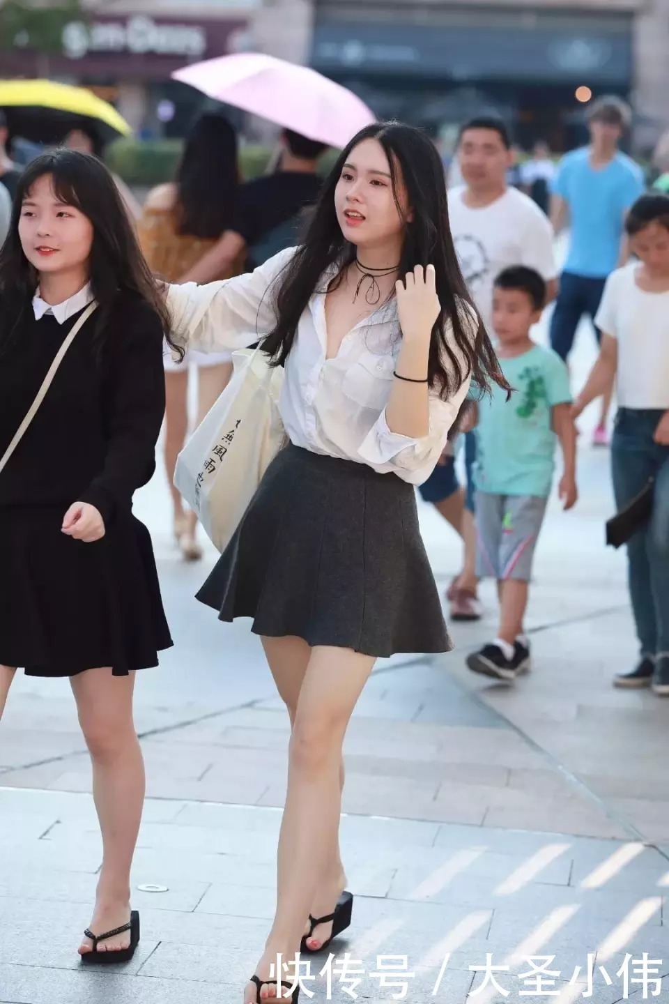 穿搭|美女街拍美女和闺蜜逛街,穿黑色短裙穿搭,少女感爆棚