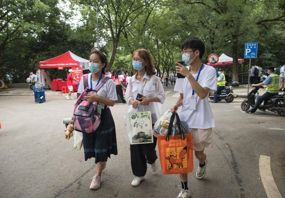 安庆一中|边高考边战胜白血病，这个女孩来武汉大学报到了