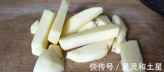 番茄酱|女儿和她朋友在家炸薯条，蘸上番茄酱，外酥里嫩，酸甜可口真美味！