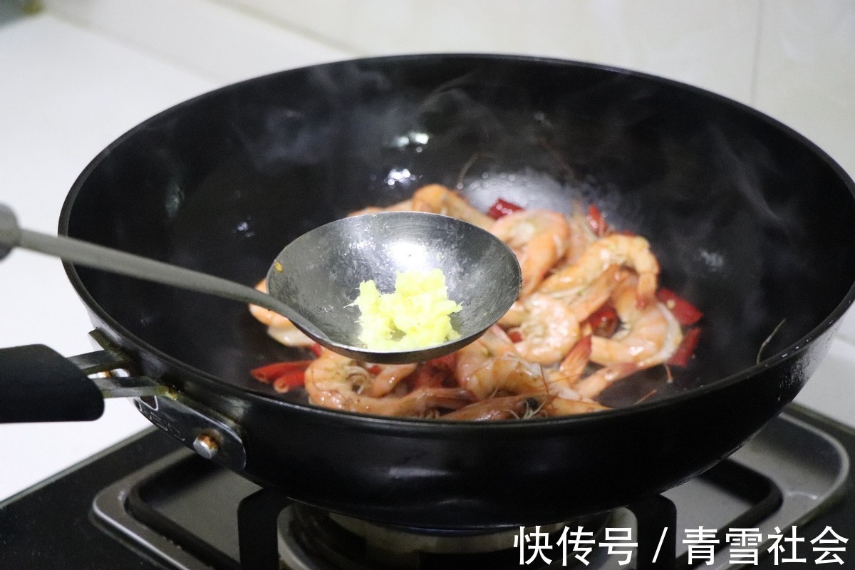 好吃|虾的营养丰富,搭配辣椒爆炒,好吃到舔手指