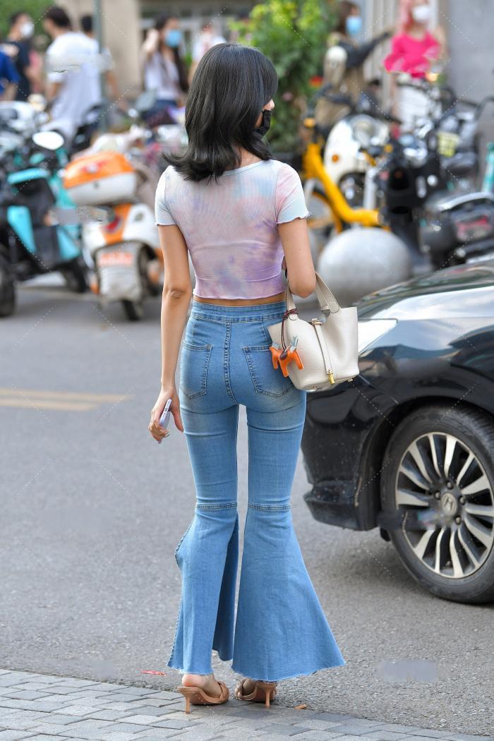 修养期 美女牛仔搭配打造丰满的身姿,女人味十足!