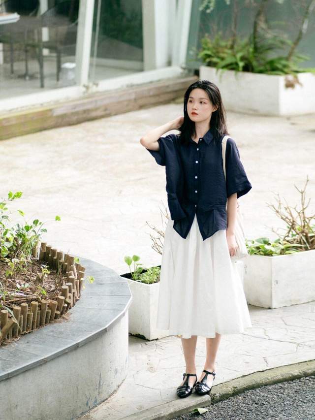 休闲|休闲慵懒风怎么搭?条纹衬衫+棉麻长裤简约洋气,气质又优雅