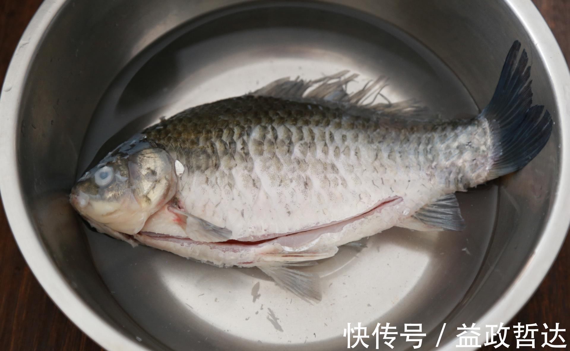 做鲫鱼汤时，用冷水还是用热水？掌握一招，汤汁奶白无腥味，好喝