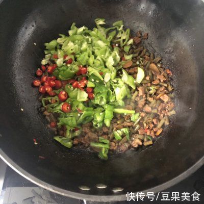 大厨|饭店大厨说漏嘴的秘密，酸豆角炒牛肉丁这样做才好吃