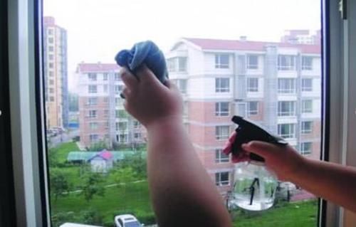 等着我|纱窗清洁很麻烦,其实需要对症下药,轻松把灰尘弄干净,真干净