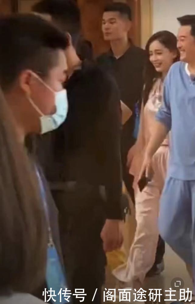 蔡徐坤|baby现身三亚录制节目,辟谣退出跑男传闻,击破退出跑男的谣言