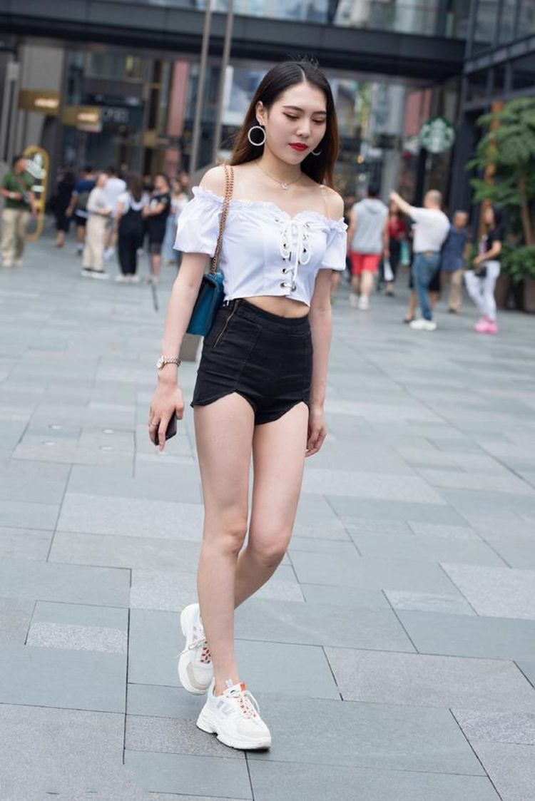 季节|街拍：闷热的季节，所以应该有一些靓丽的颜色