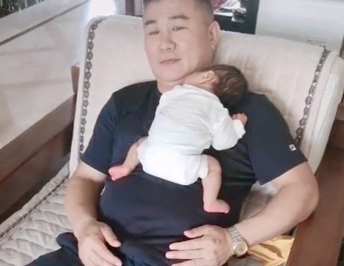 姥爷|“最富有姥爷”带娃睡觉火了,这大概我见过最值钱的“外挂”了