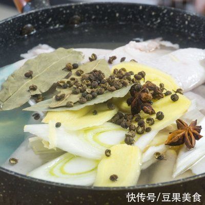 简单快手，下班回家也能做的炸猪皮