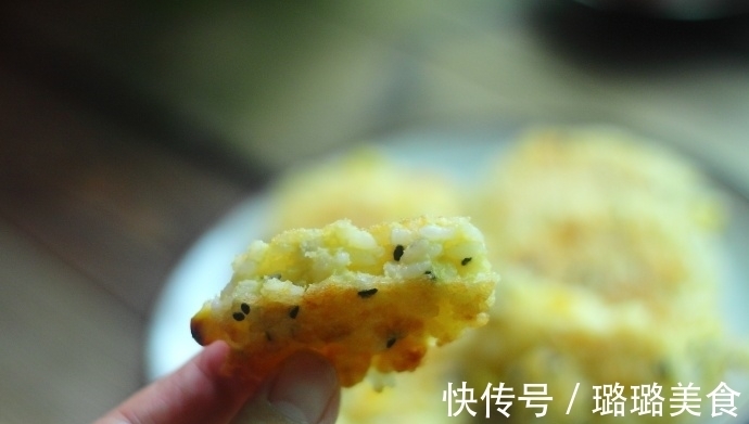 剩米饭只会做蛋炒饭?换个做法,比炒饭简单,吃起来酥香脆