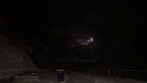 大雪|山顶、大雪、黑夜，搜救人员打着手电筒，4小时劈开了一道生命之路
