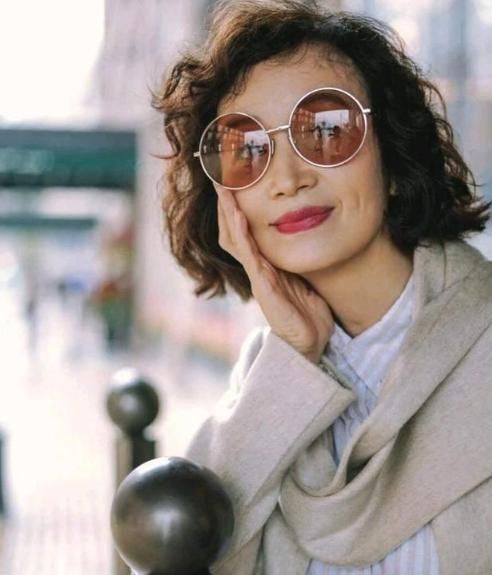 老气|年过五十的女人别再做这3种发型,不仅大妈感十足,老气又掉档次