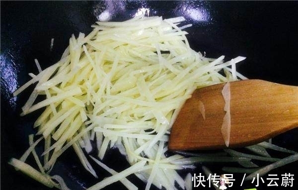 翻倍|“多加1味”配料，让简单的青椒土豆丝好吃翻倍！不试不知道呢